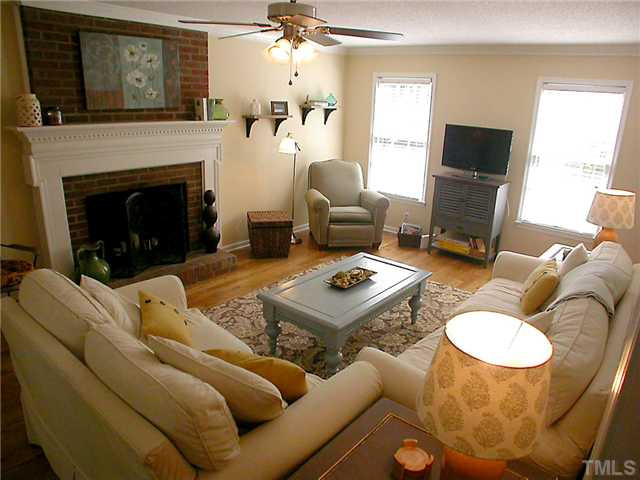 23 Thorne Ridge Drive Durham, NC 27713 - Photo 5 of 25 Den/Family/Great Room