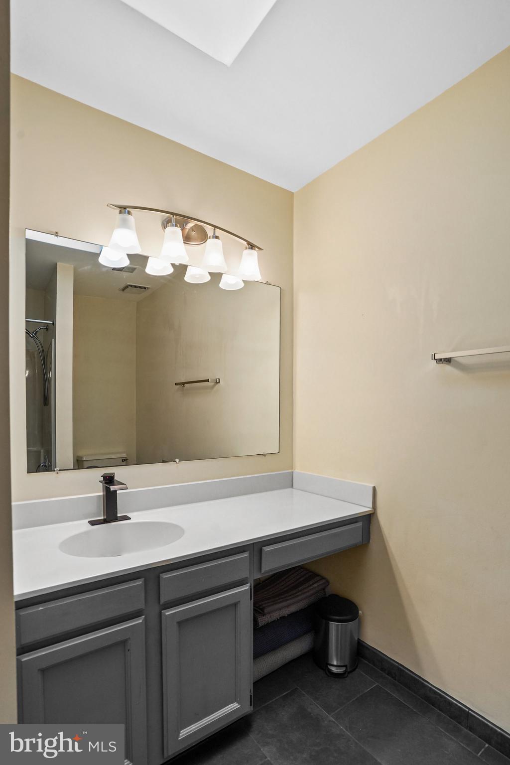 2247 Cedar Cove Court Reston, VA 20191 - Photo 27 of 46 Upper Level Hall Bathroom