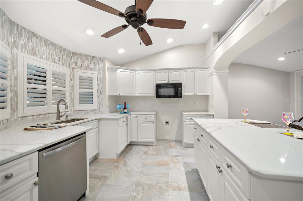 402 Harbor View Lane Largo, FL 33770 - Photo 4 of 38