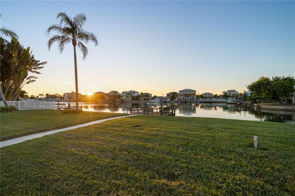402 Harbor View Lane Largo, FL 33770 - Photo 7 of 38