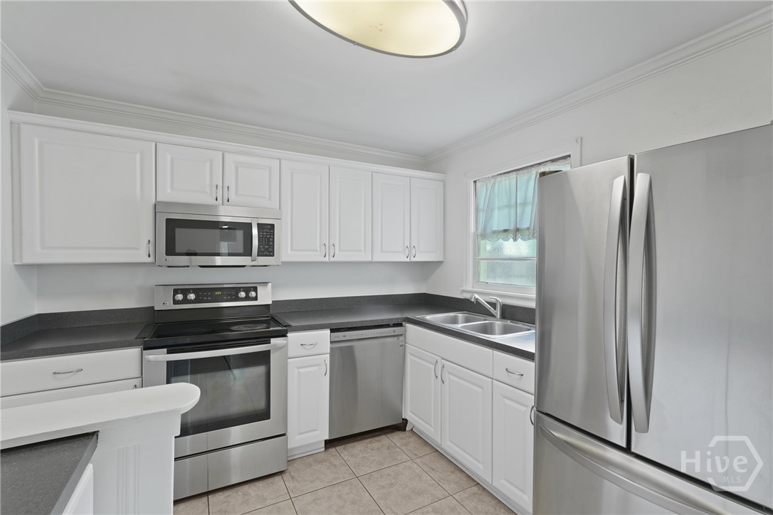 218 East 65th Street Savannah, GA 31405 - Photo 10 of 45