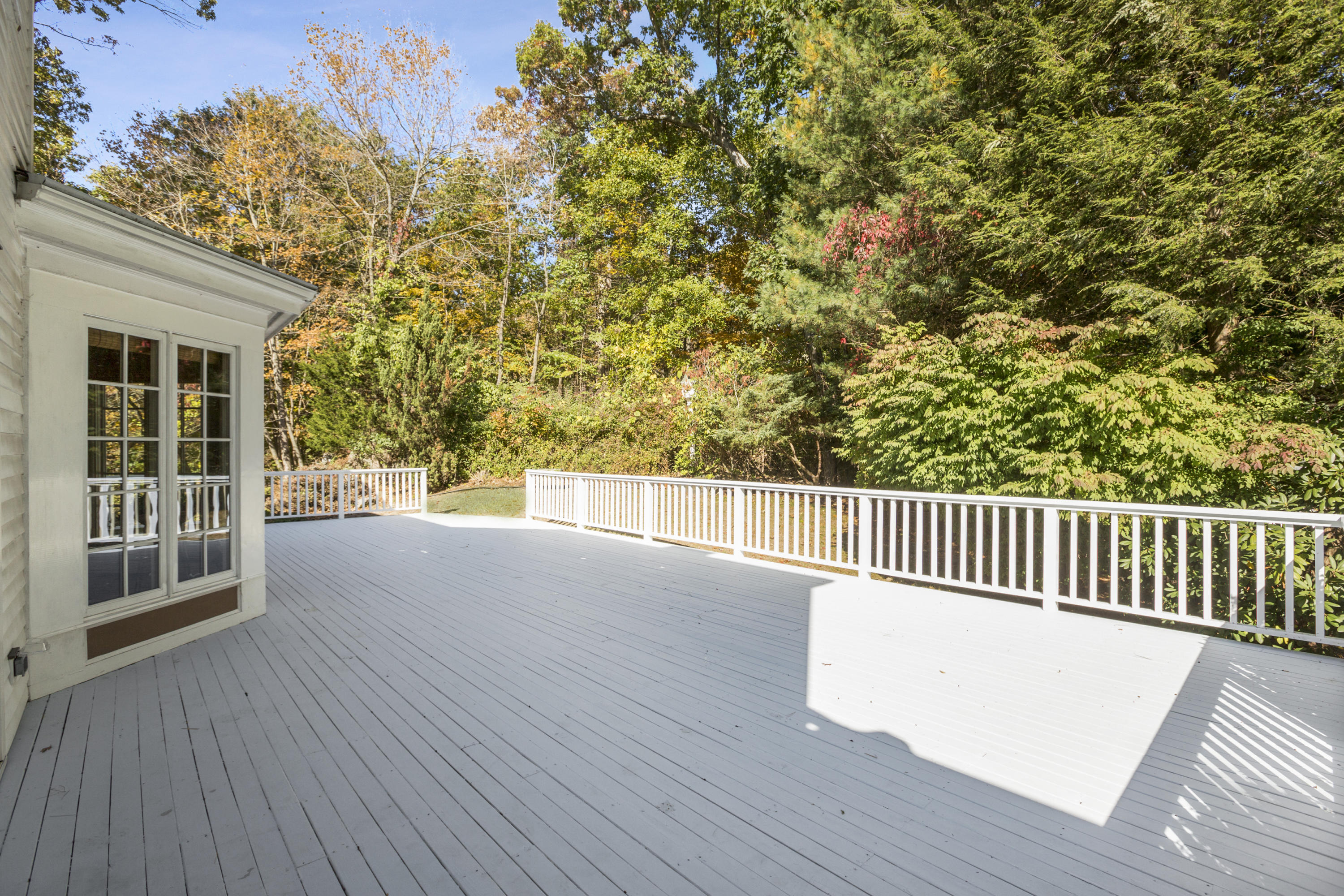 75 Delafield Island Road Darien, CT 06820 - Photo 25 of 28 a view of a balcony with wooden floor and fence