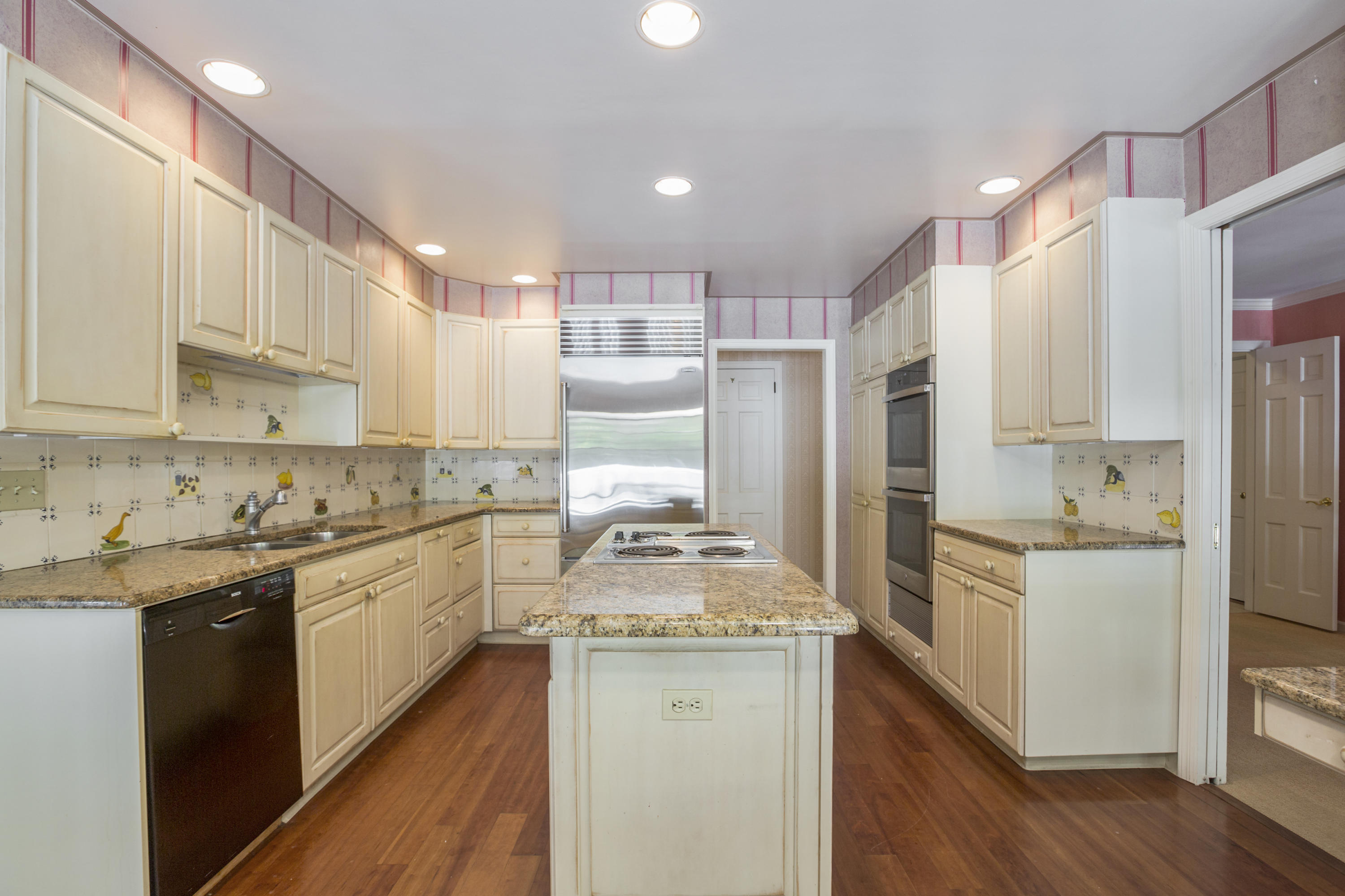 75 Delafield Island Road Darien, CT 06820 - Photo 9 of 28 a kitchen with a sink stove and refrigerator
