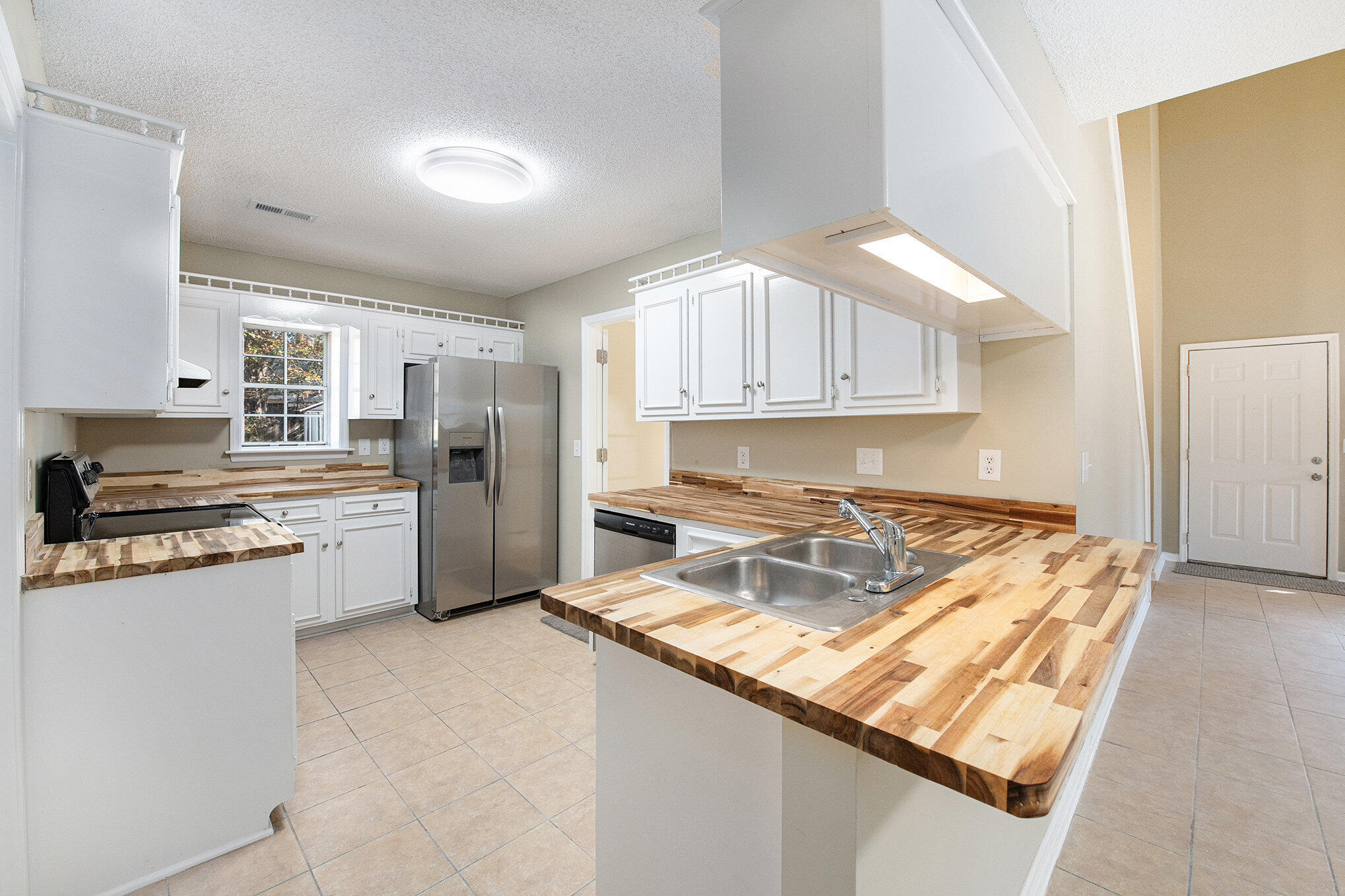 407 Kingbird Road Ladson, SC 29456 - Photo 6 of 18 006_file_50