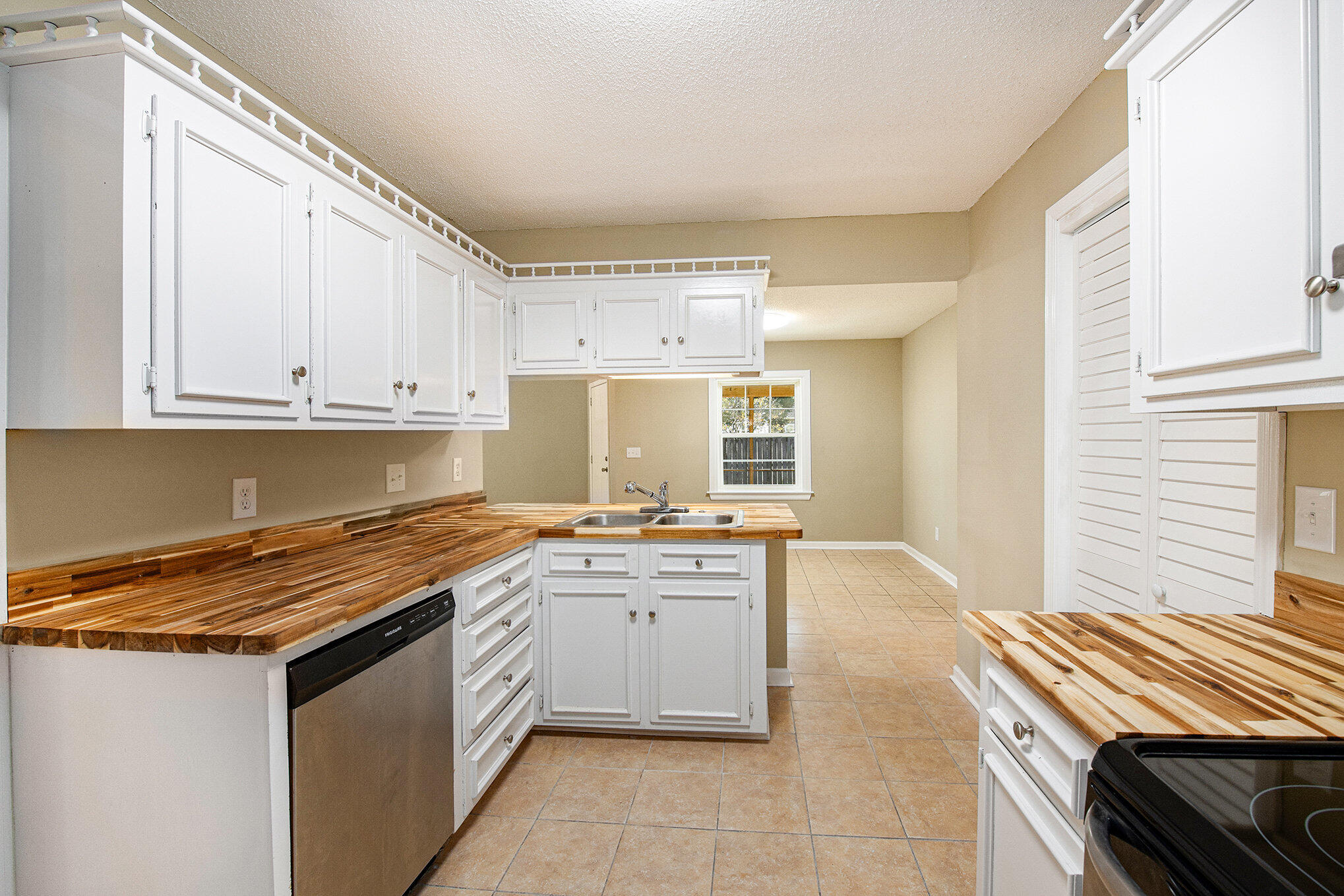 407 Kingbird Road Ladson, SC 29456 - Photo 7 of 18 007_file_769
