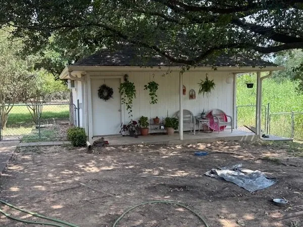 a view of a house with backyard and garden