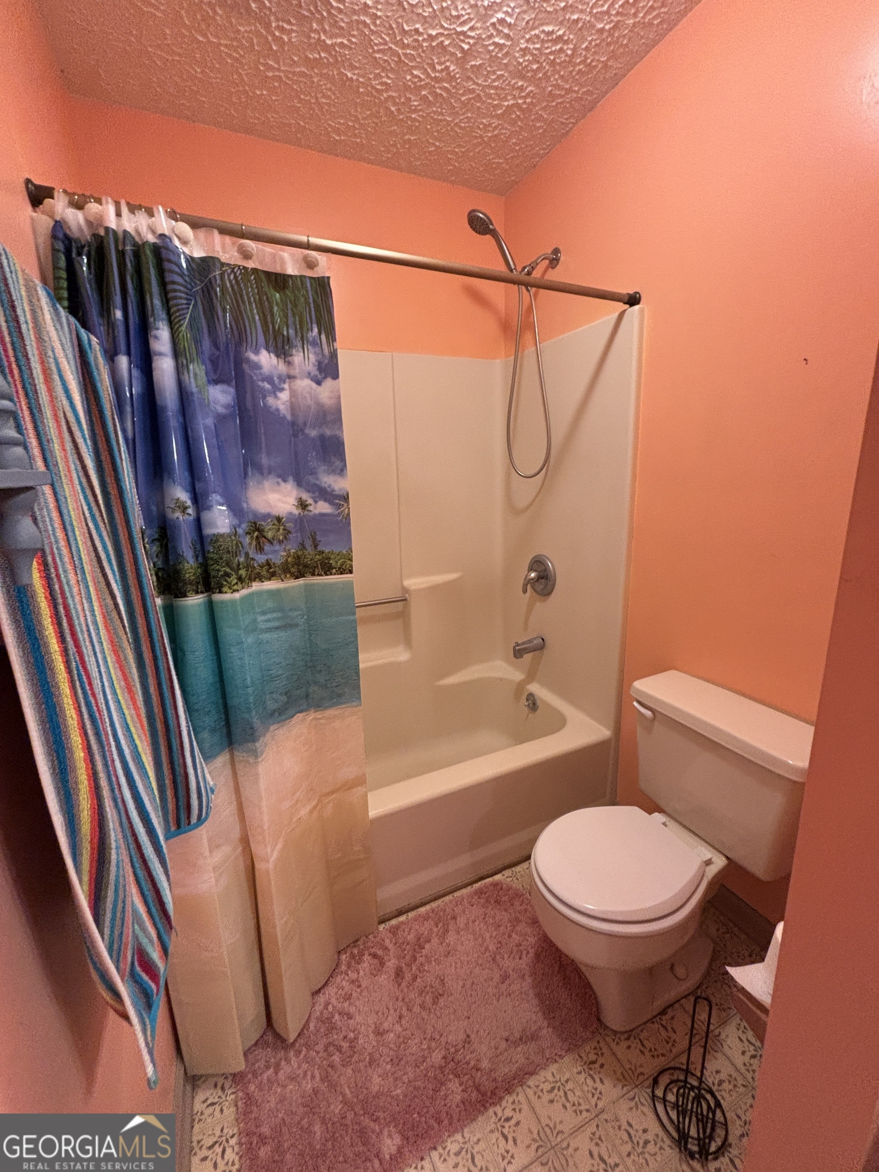 173 Berkley Road Cochran, GA 31014 - Photo 26 of 88 a bathroom with a toilet a sink and bathtub