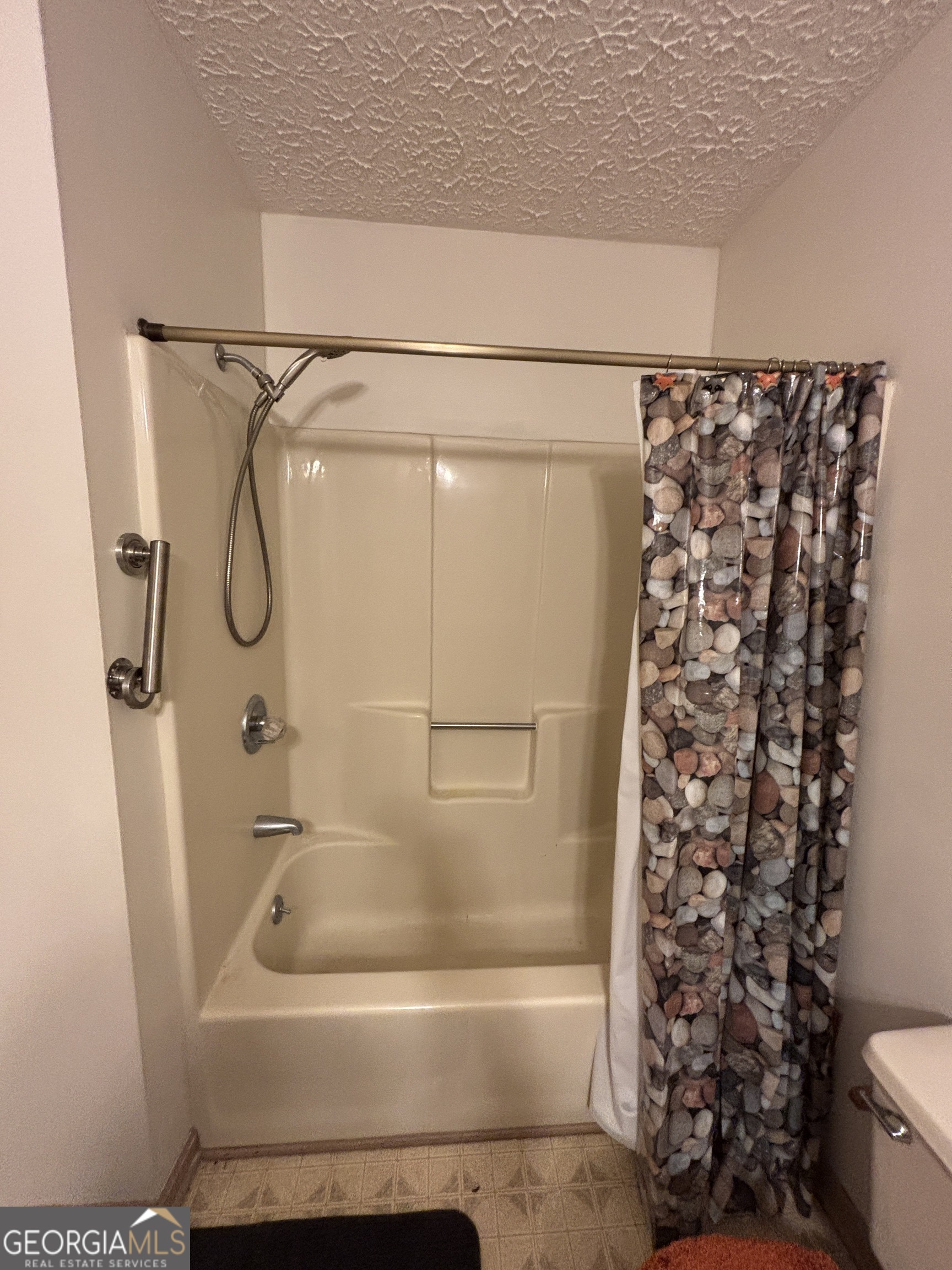 173 Berkley Road Cochran, GA 31014 - Photo 41 of 88 a bathroom with a shower and a toilet