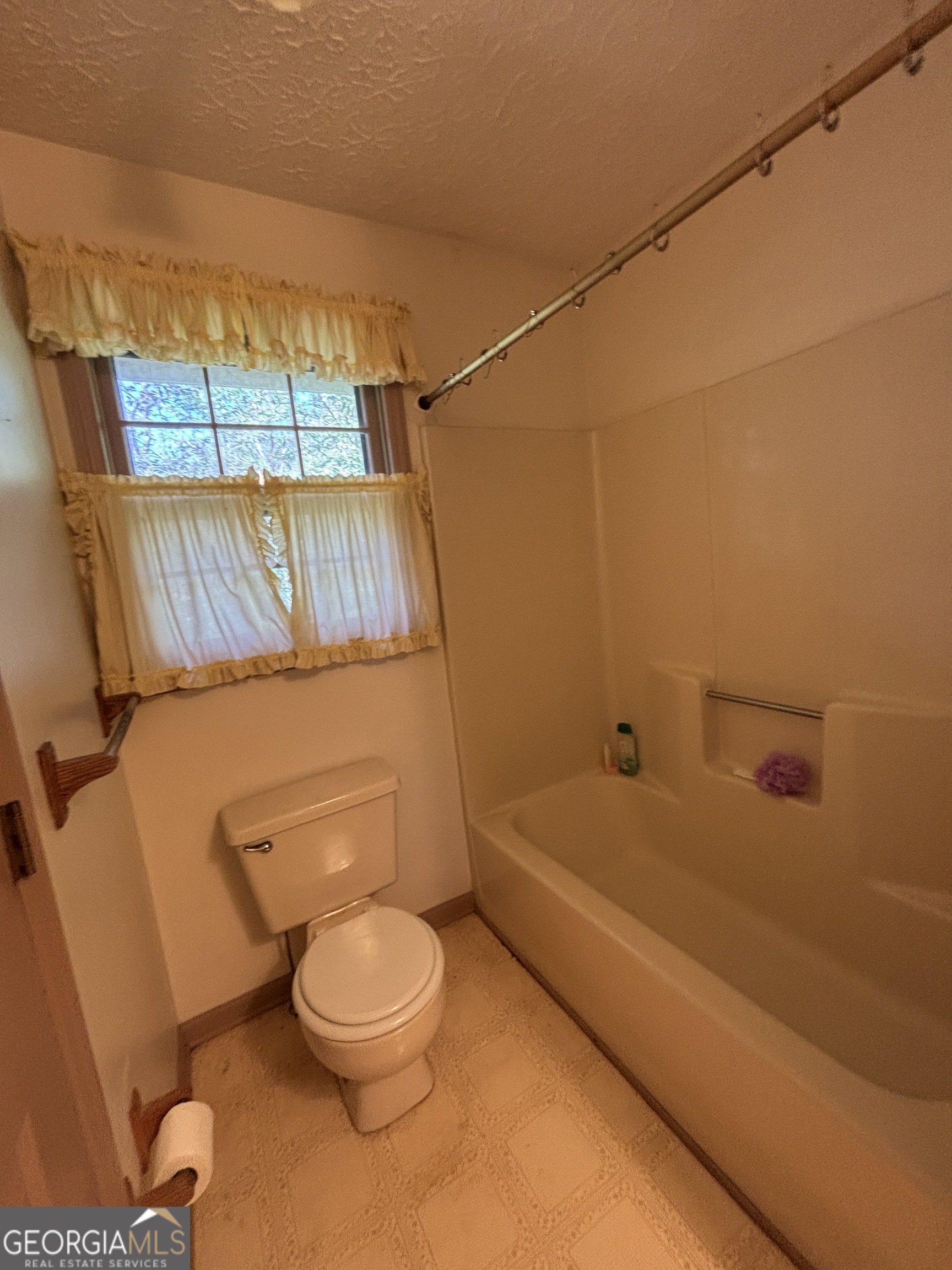 173 Berkley Road Cochran, GA 31014 - Photo 54 of 88 a bathroom with a toilet a sink and bathtub