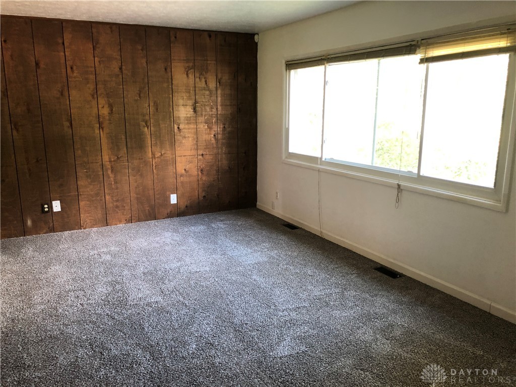 2717 Blackhawk Road Kettering, OH 45420 - Photo 4 of 12