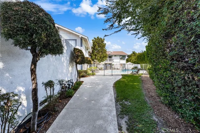 a view of a back yard