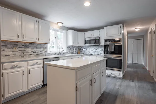 $799,900 | 8 Carriage Lane, Milford, NH 03055