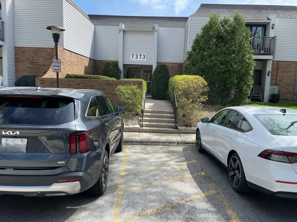 $250,000 | 7373 Blackburn Avenue, Unit 104, Downers Grove, IL 60516