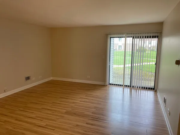 $250,000 | 7373 Blackburn Avenue, Unit 104, Downers Grove, IL 60516