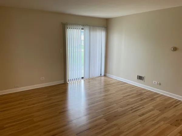 $250,000 | 7373 Blackburn Avenue, Unit 104, Downers Grove, IL 60516