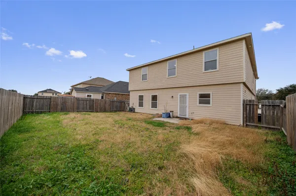 a view of a house with backyard and garden