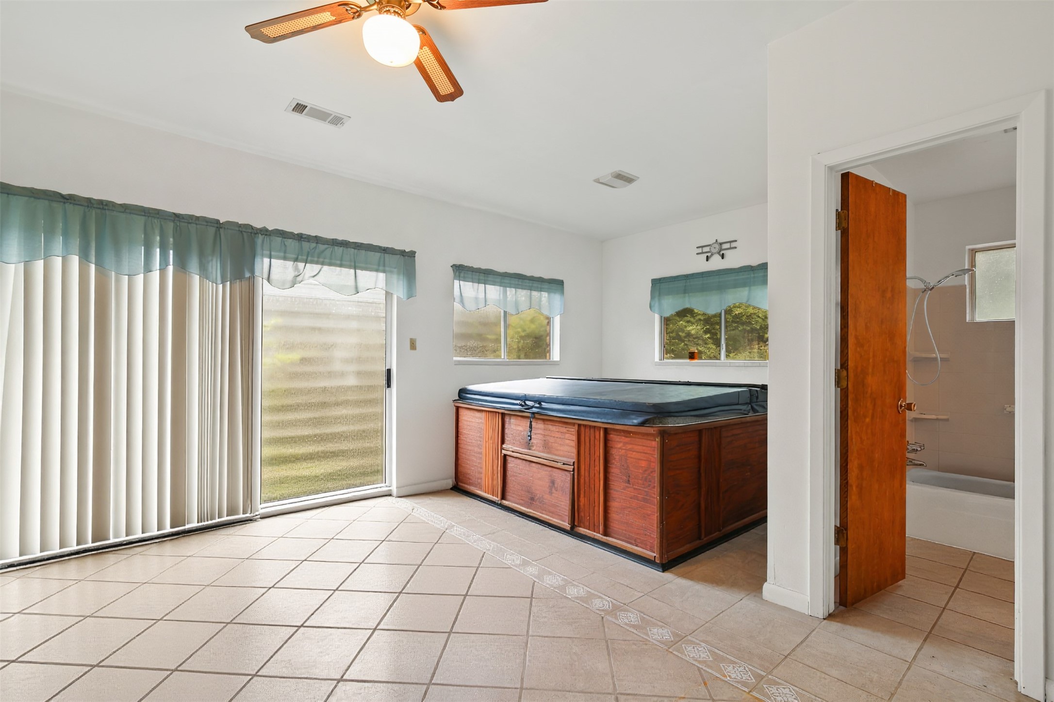 8406 East Mt Houston Road Houston, TX 77050 - Photo 13 of 30 a view interior of a house and natural light