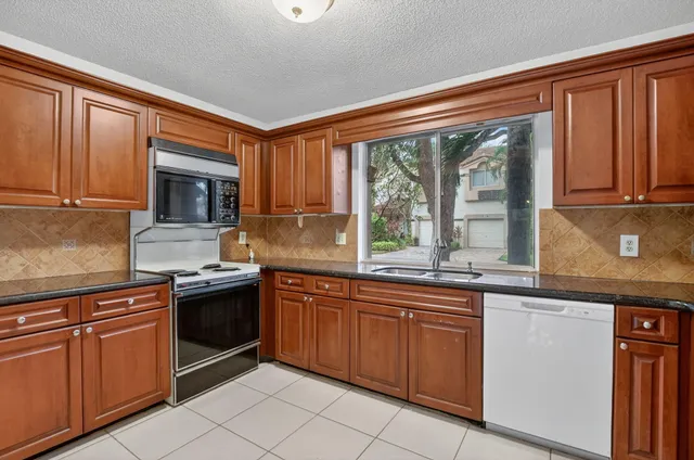 $450,000 | 6780 Via Regina, Boca Raton, FL 33433
