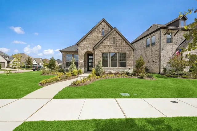 a view of house with a yard