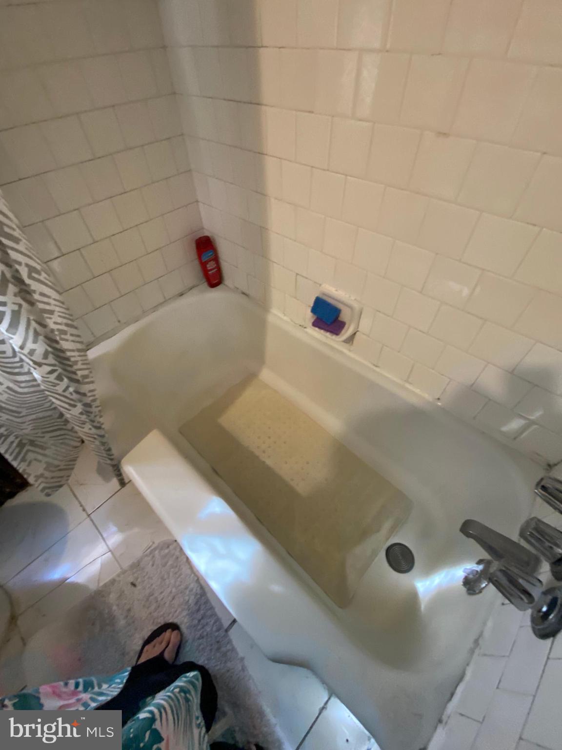 450 Random Road Baltimore, MD 21229 - Photo 12 of 17 a bathroom with a tub