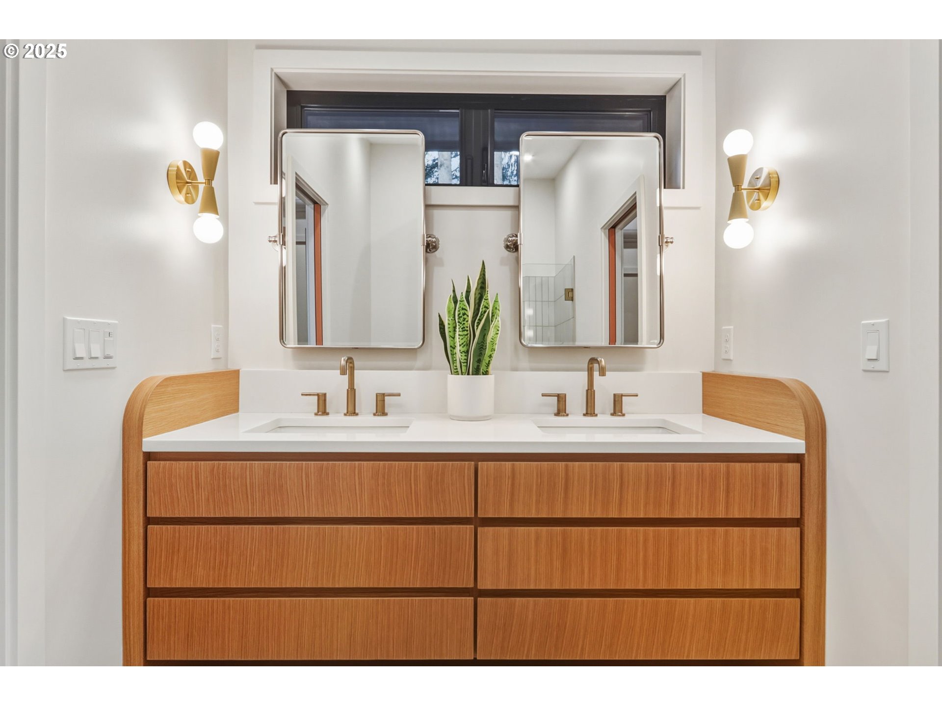 8014 Southwest 54th Avenue Portland, OR 97219 - Photo 20 of 44 Bathroom, Continental