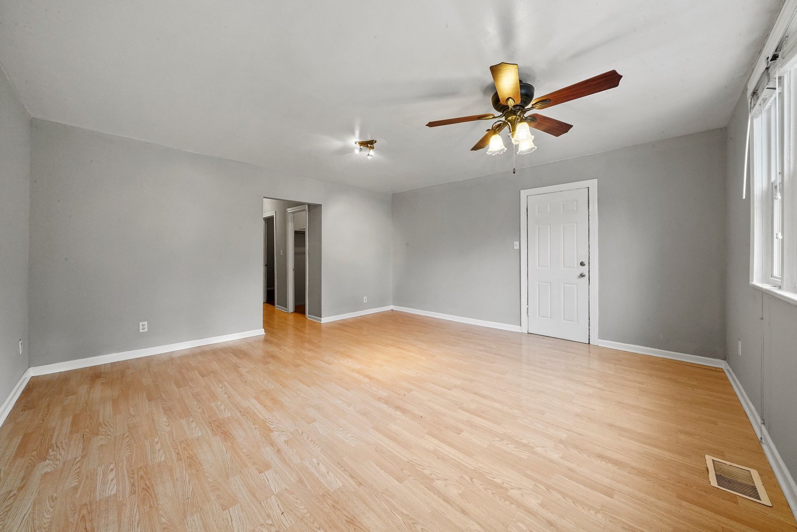 1154 West 17th Street Chicago, IL 60608 - Photo 6 of 35 a view of an empty room and window