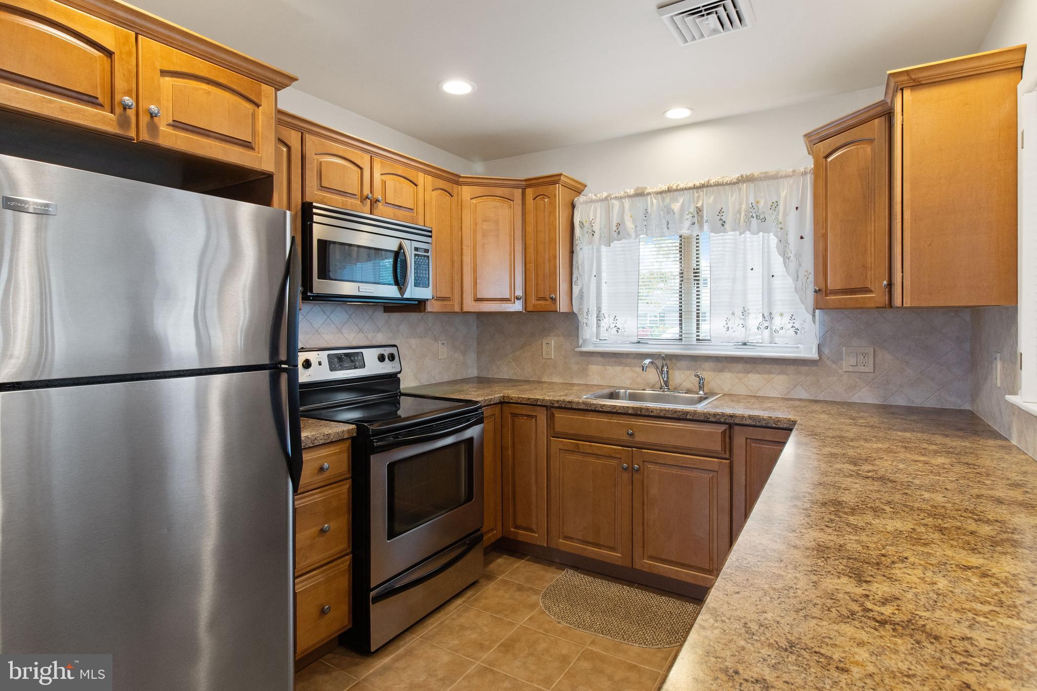 74 Ridge Lane Levittown, PA 19055 - Photo 7 of 25 Kithchen