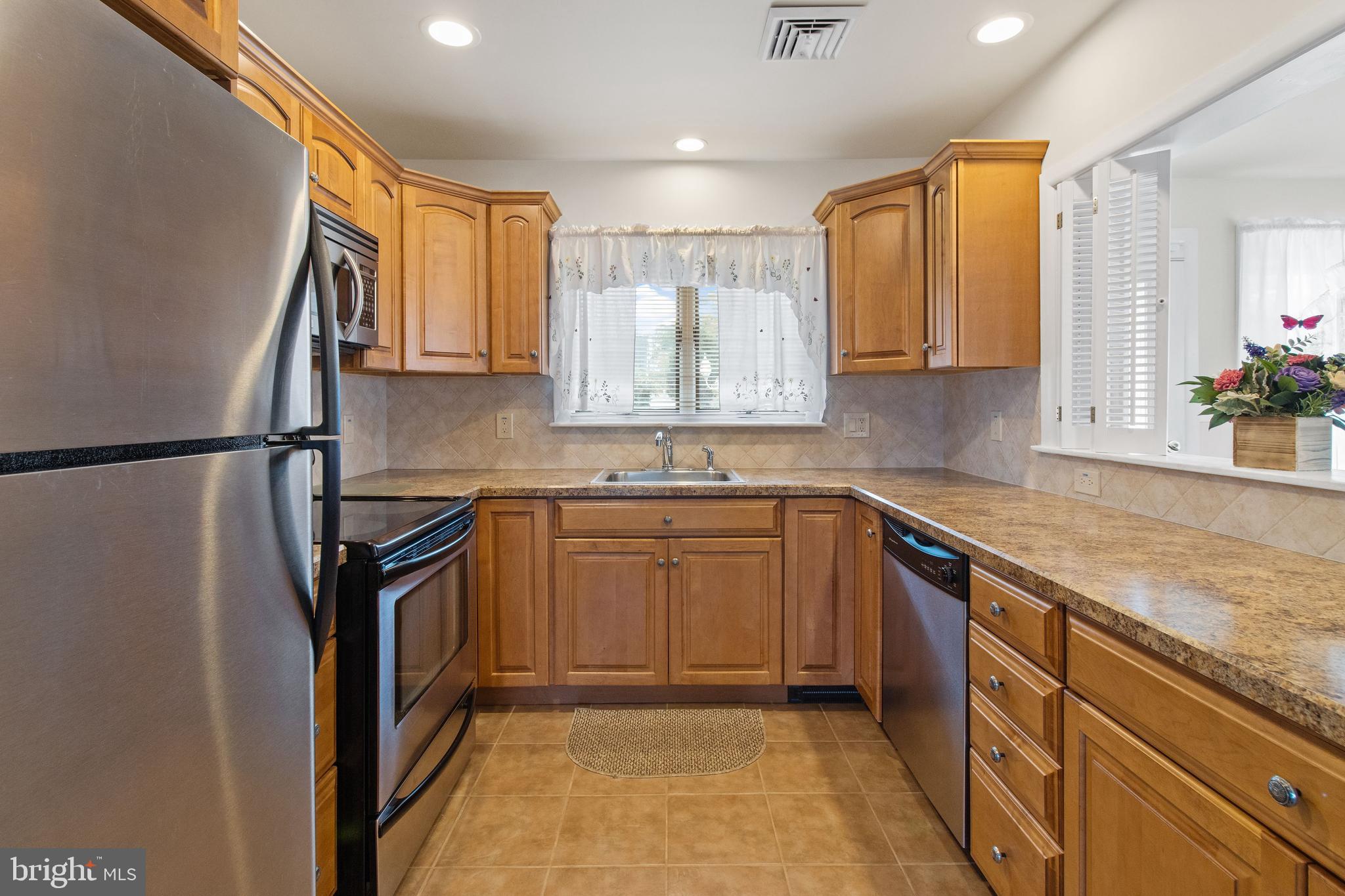 74 Ridge Lane Levittown, PA 19055 - Photo 8 of 25 Kitchen