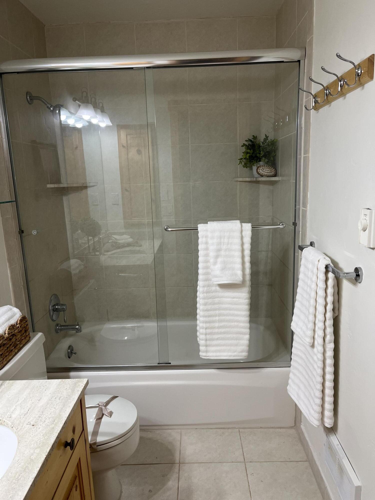 121 4 Seasons Way, Unit 13 Ketchum, ID 83340 - Photo 15 of 51 Bathroom #1 with shower/tub