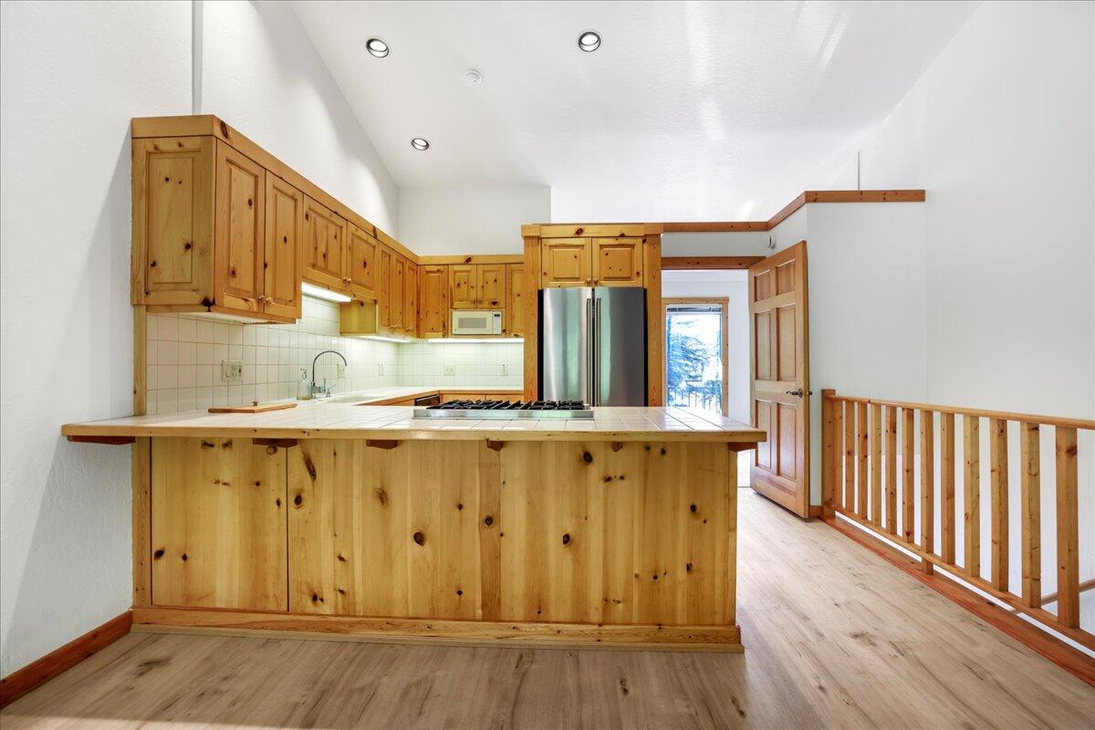 121 4 Seasons Way, Unit 13 Ketchum, ID 83340 - Photo 36 of 51 Kitchen with high ceilings