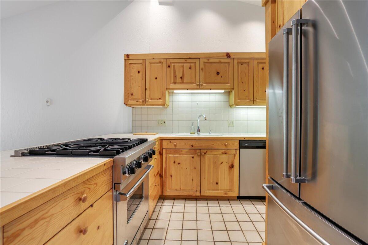 121 4 Seasons Way, Unit 13 Ketchum, ID 83340 - Photo 37 of 51 Kitchen with stainless steel appliances