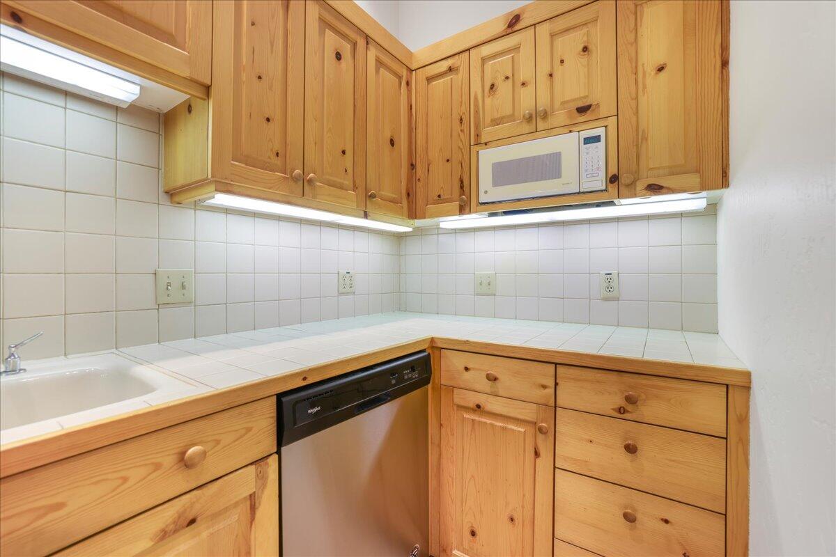 121 4 Seasons Way, Unit 13 Ketchum, ID 83340 - Photo 40 of 51 Dishwasher, micro and plenty of cabinets