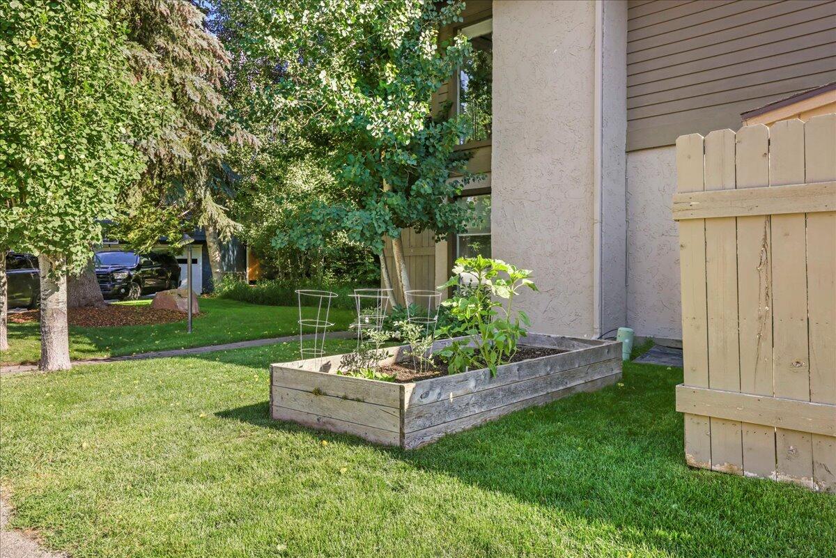 121 4 Seasons Way, Unit 13 Ketchum, ID 83340 - Photo 49 of 51 Association vegetable garden
