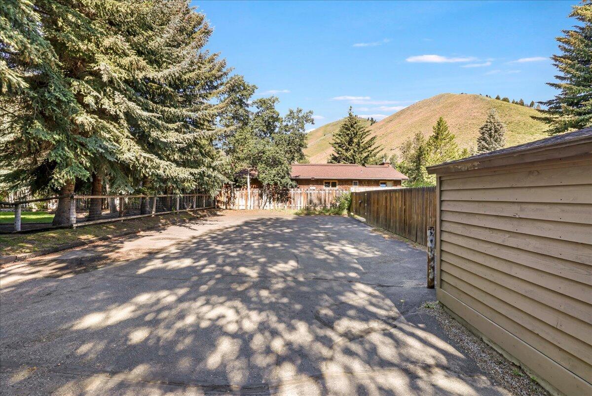 121 4 Seasons Way, Unit 13 Ketchum, ID 83340 - Photo 50 of 51 Extra overflow parking by pool