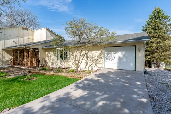 $480,000 | 9 Valleyview Drive, Blue Grass, IA 52726