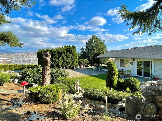 a view of an outdoor space and a yard