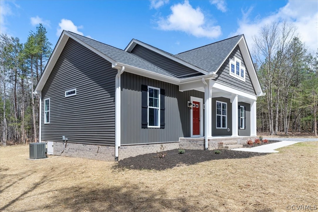 1593 Spreading Oak Road Arvonia, VA 23004 - Photo 5 of 40 a front view of a house