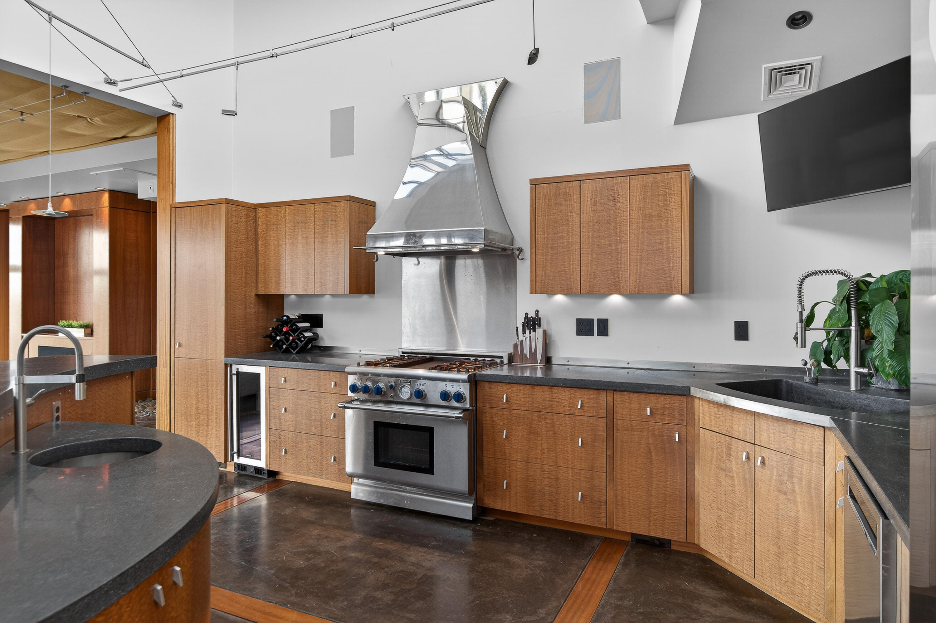 547 Congress Street, Unit 6 Portland, ME 04101 - Photo 8 of 40 2026.06.24 Penthouse Congress-8