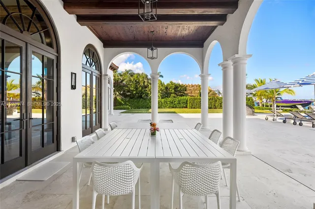 a view of living room washer and dryer