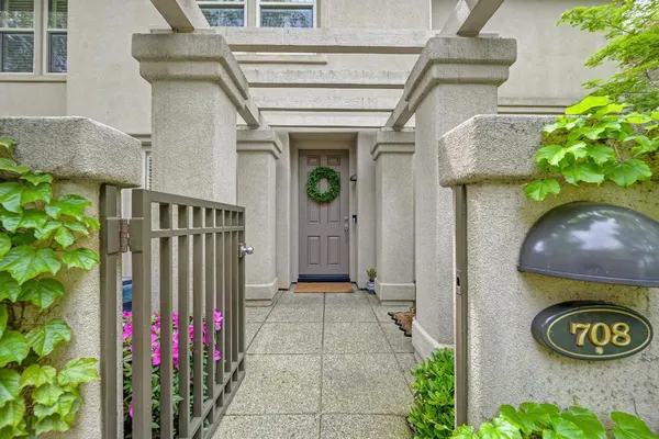 a view of a entrance of the house