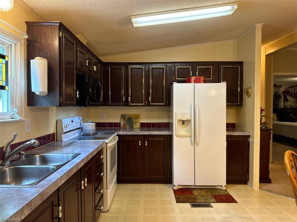 390 Apple Road Reidsville, NC 27320 - Photo 14 of 37 Kitchen