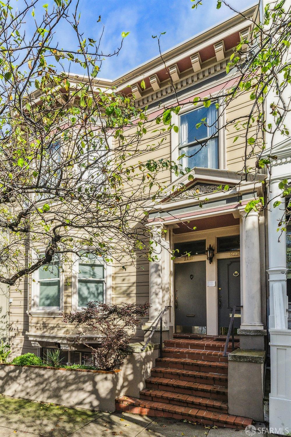 2110 Leavenworth is the middle of a 3-unit Victorian