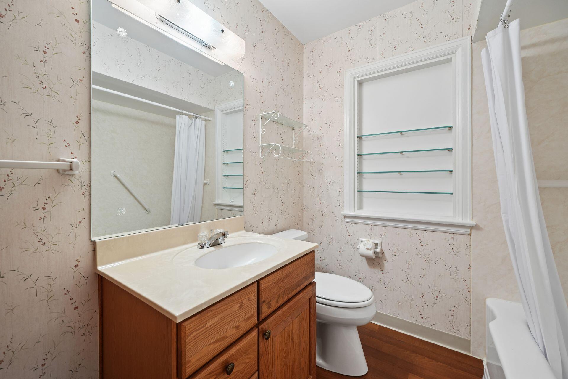 558 Acton Road Columbus, OH 43214 - Photo 32 of 59 1ST FLOOR FULL BATH