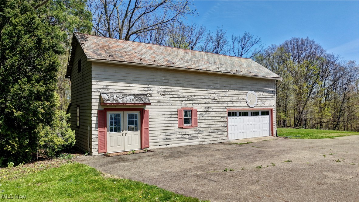 14875 Navarre Road Southwest Wilmot, OH 44689 - Photo 6 of 40 Garage with driveway