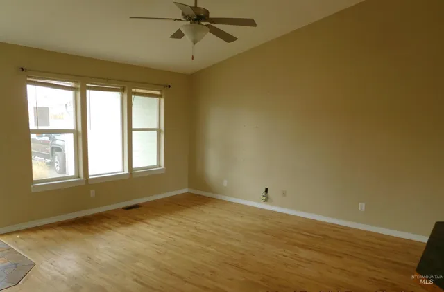 $284,900 | 930 West 4th Street, Fairfield, ID 83327