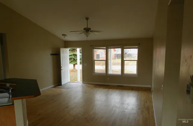 $284,900 | 930 West 4th Street, Fairfield, ID 83327