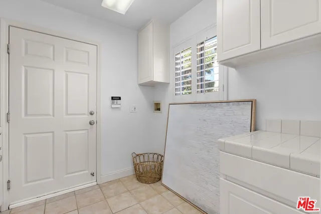 a view of a back yard