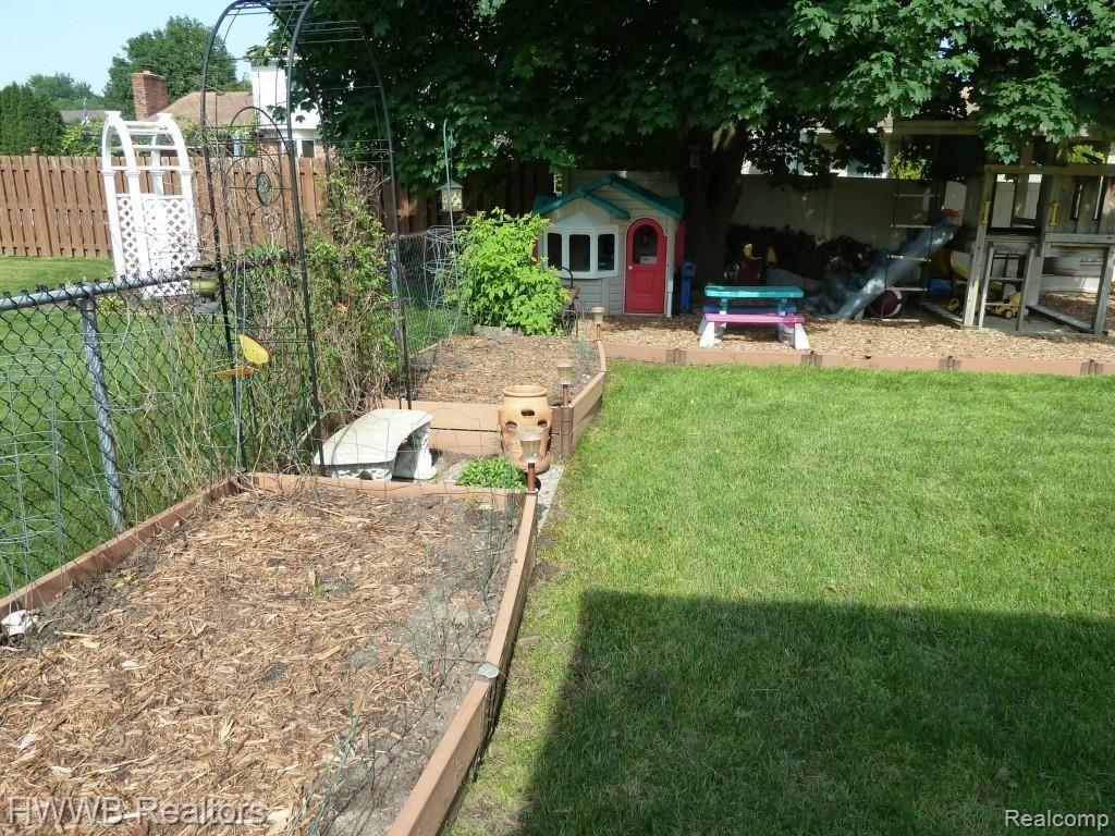 18700 Gill Road Livonia, MI 48152 - Photo 37 of 40 Garden Beds