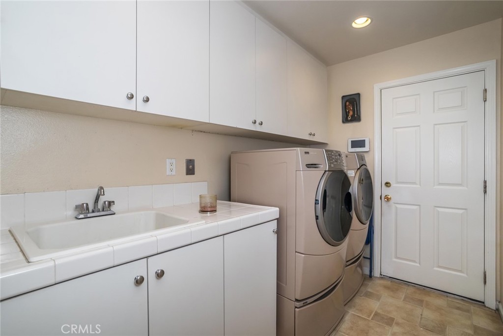 25808 Tennyson Lane Stevenson Ranch, CA 91381 - Photo 41 of 74 a utility room with dryer and washer