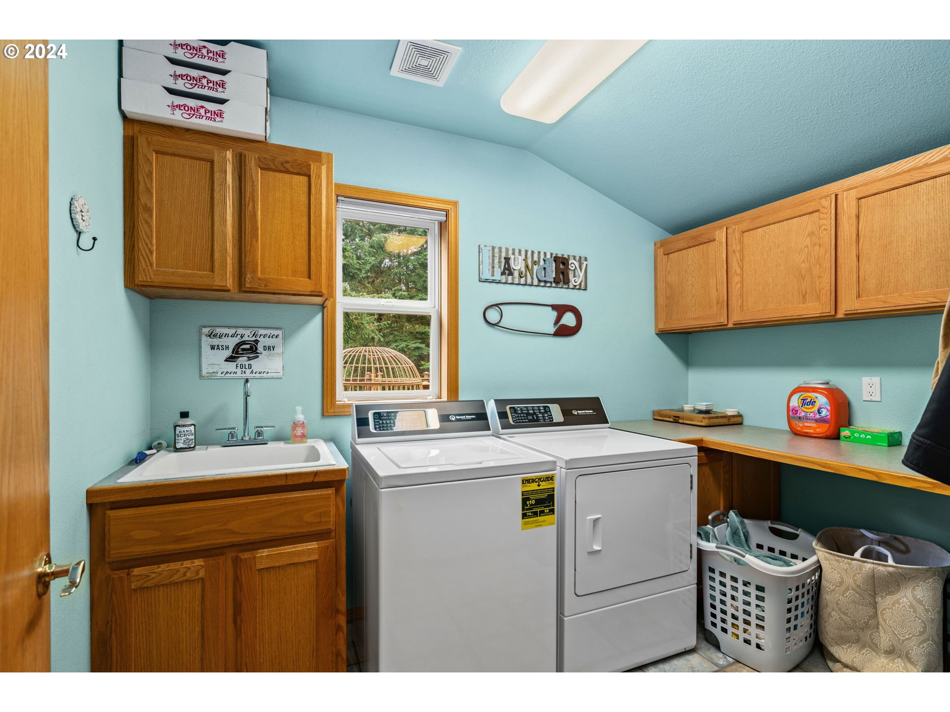 25241 Hall Road Cheshire, OR 97419 - Photo 19 of 48 a utility room with washer and dryer